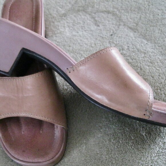 LADIES PINK LEATHER SANDALS SIZE 7-1/2 WITH WEDGE HEEL-USED BUT STILL GOOD. - Picture 1 of 6